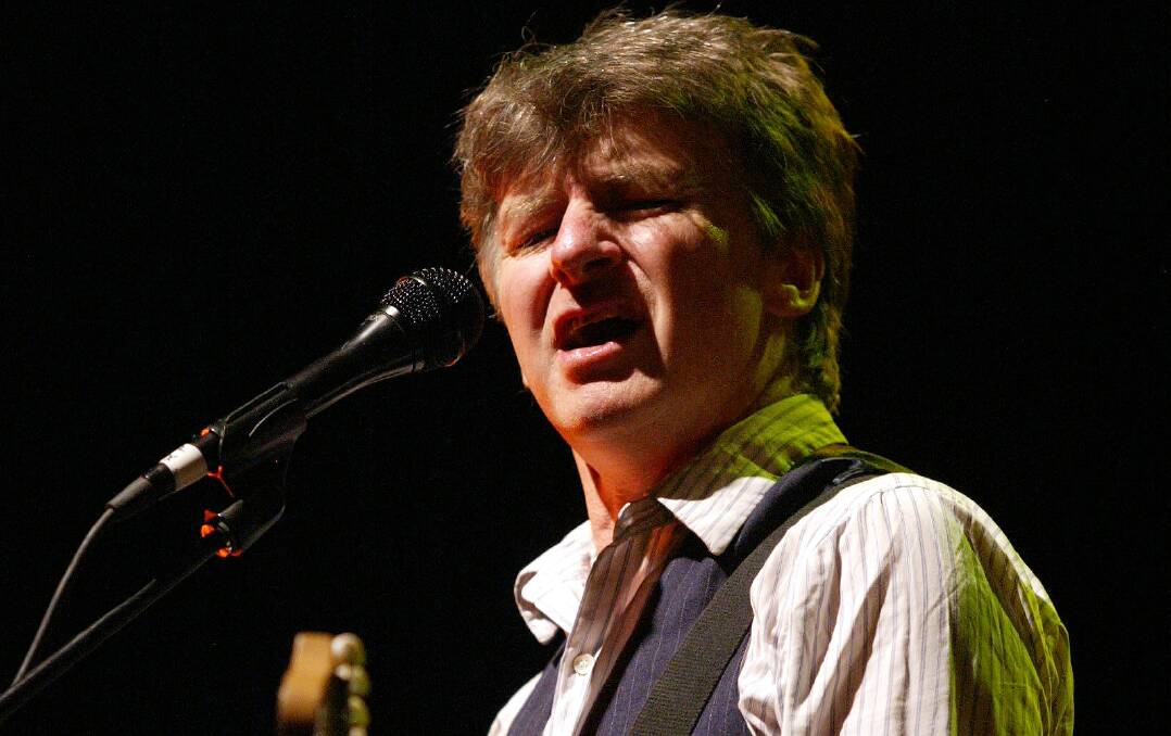 Neil Finn will replace Lindsey Buckingham on the upcoming Fleetwood Mac tour.