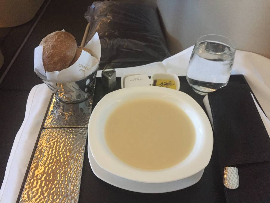 BEGIN: The cauliflower soup, finely accompanied by a sparkling clear (Sprite), served for starters. 