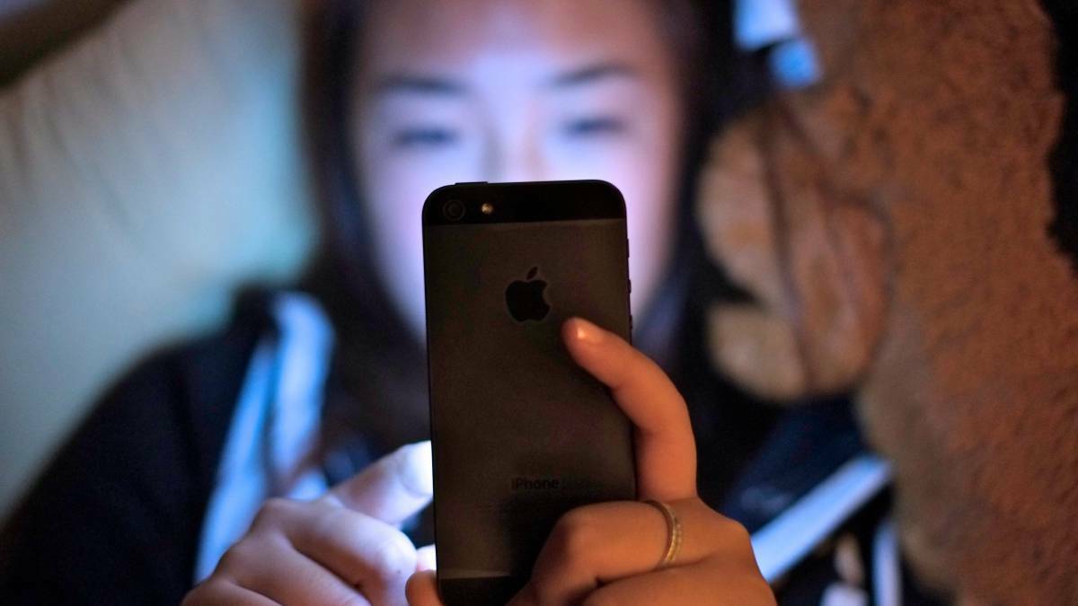 Expert calls for smartphone restrictions in class
