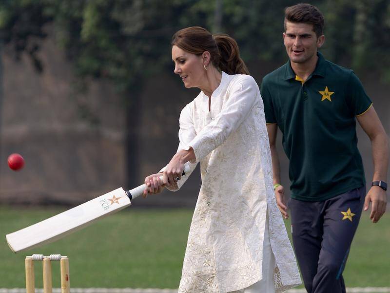 The Duchess of Cambridge has put on a few runs in a game of cricket in the Pakistani city of Lahore.
